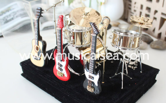 Miniature Musical Instrument 5pcs Golden drums per set and Guitar